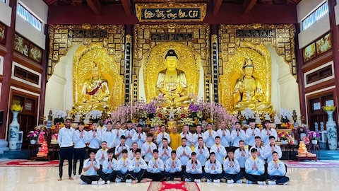 Cầu thủ SLNA đi chùa cầu may nhân dịp đầu xuân